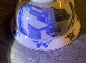 Deux bols de type klapmuts en porcelaine de Chine en bleu et blanc, Kangxi